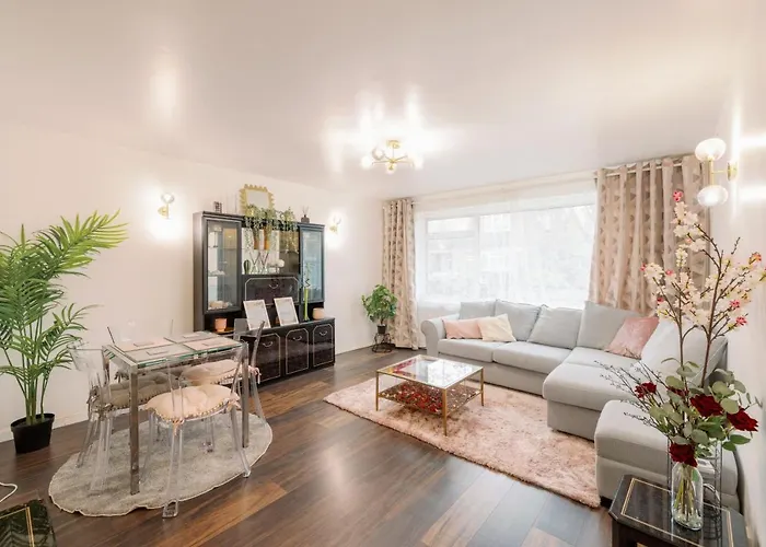 Home Near Excel, Stratford And Canary Wharf
